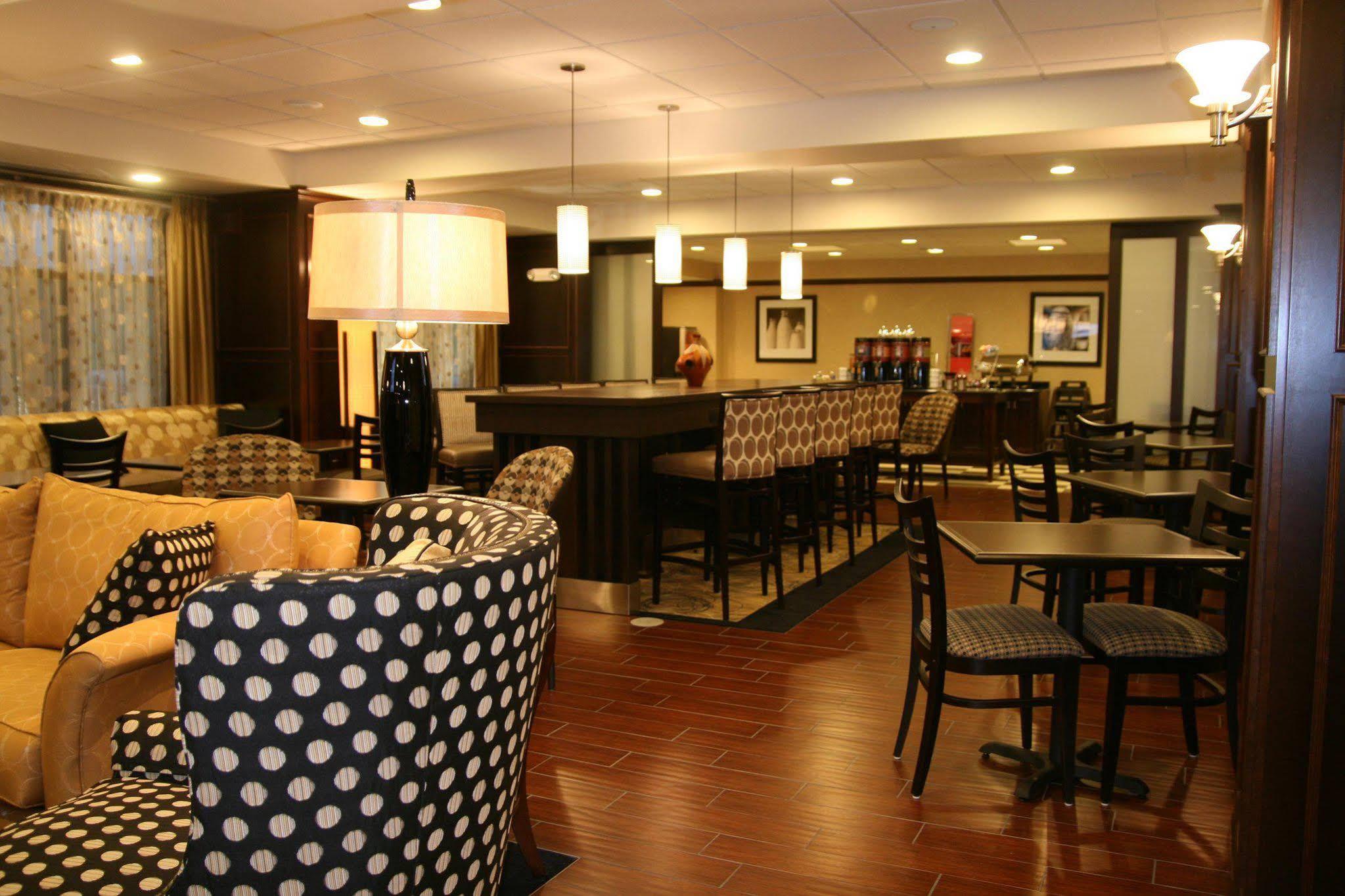 Hampton Inn Meadville Bagian luar foto