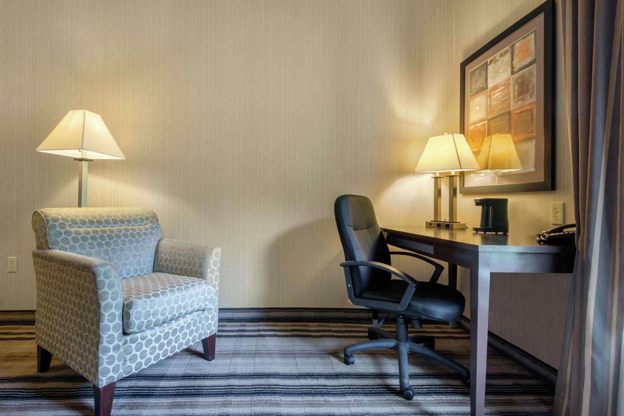 Hampton Inn Meadville Bagian luar foto